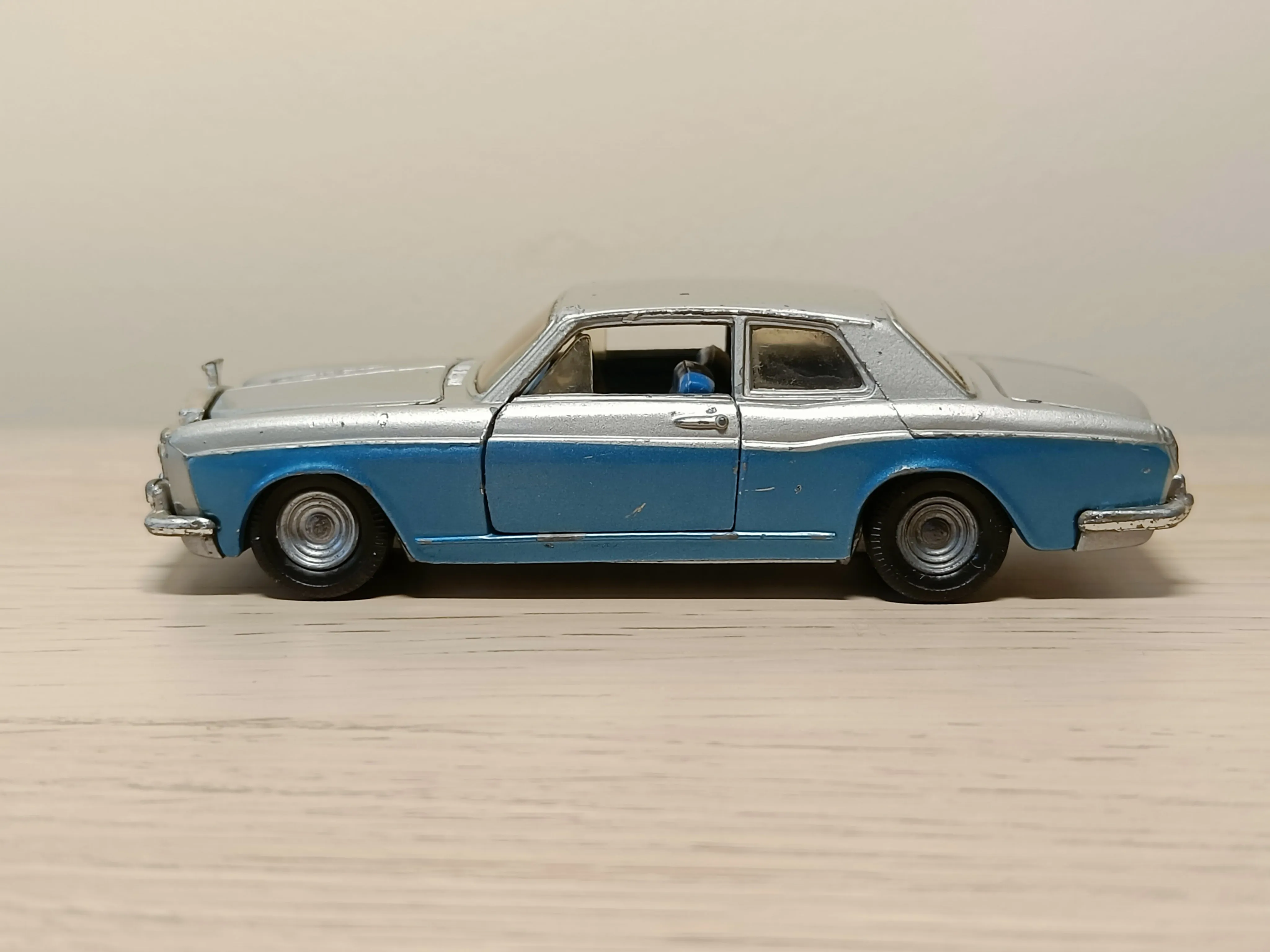273 Rolls Royce Silver Shadow *with original box in silver / blue metallic*