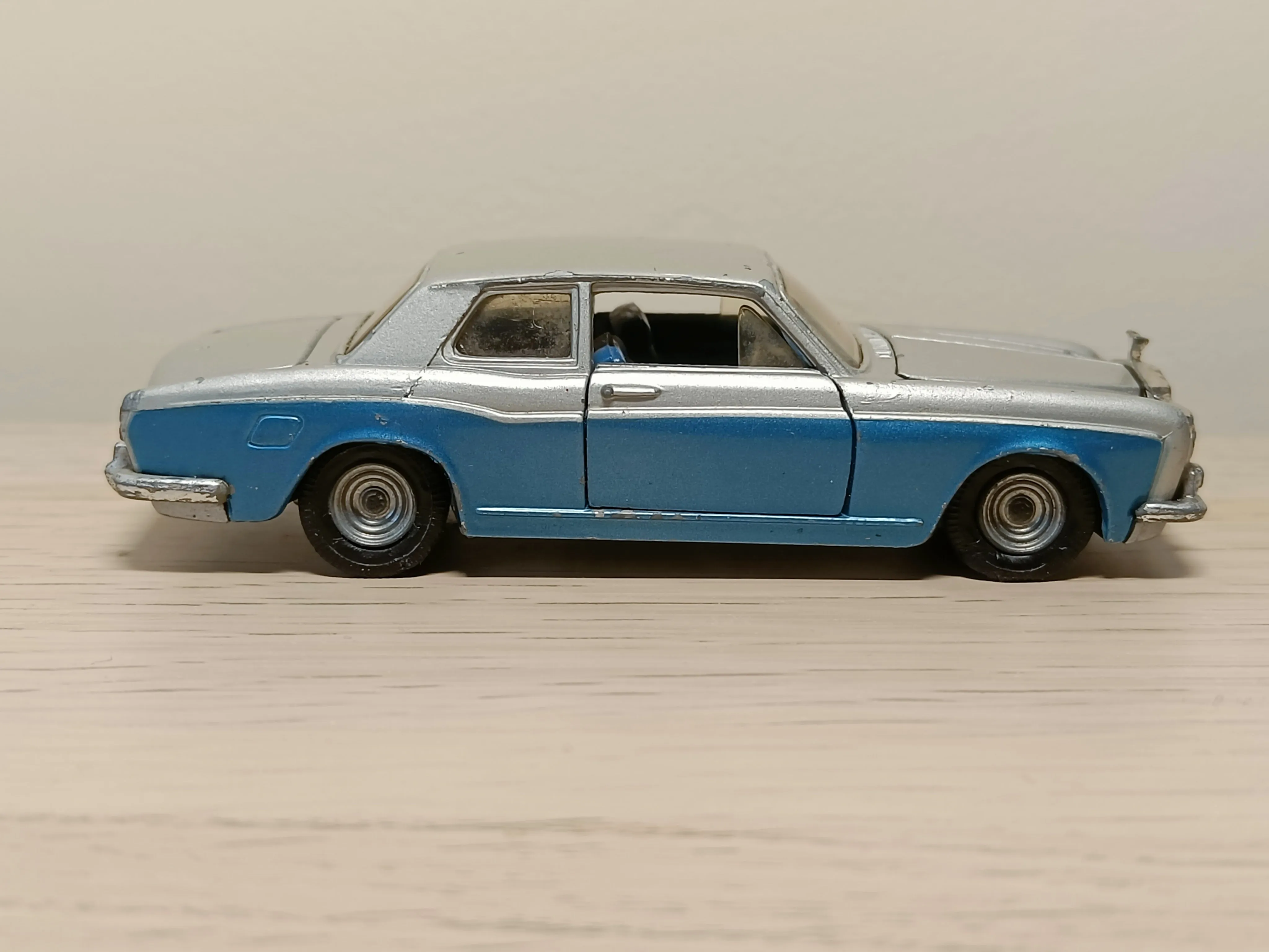 273 Rolls Royce Silver Shadow *with original box in silver / blue metallic*