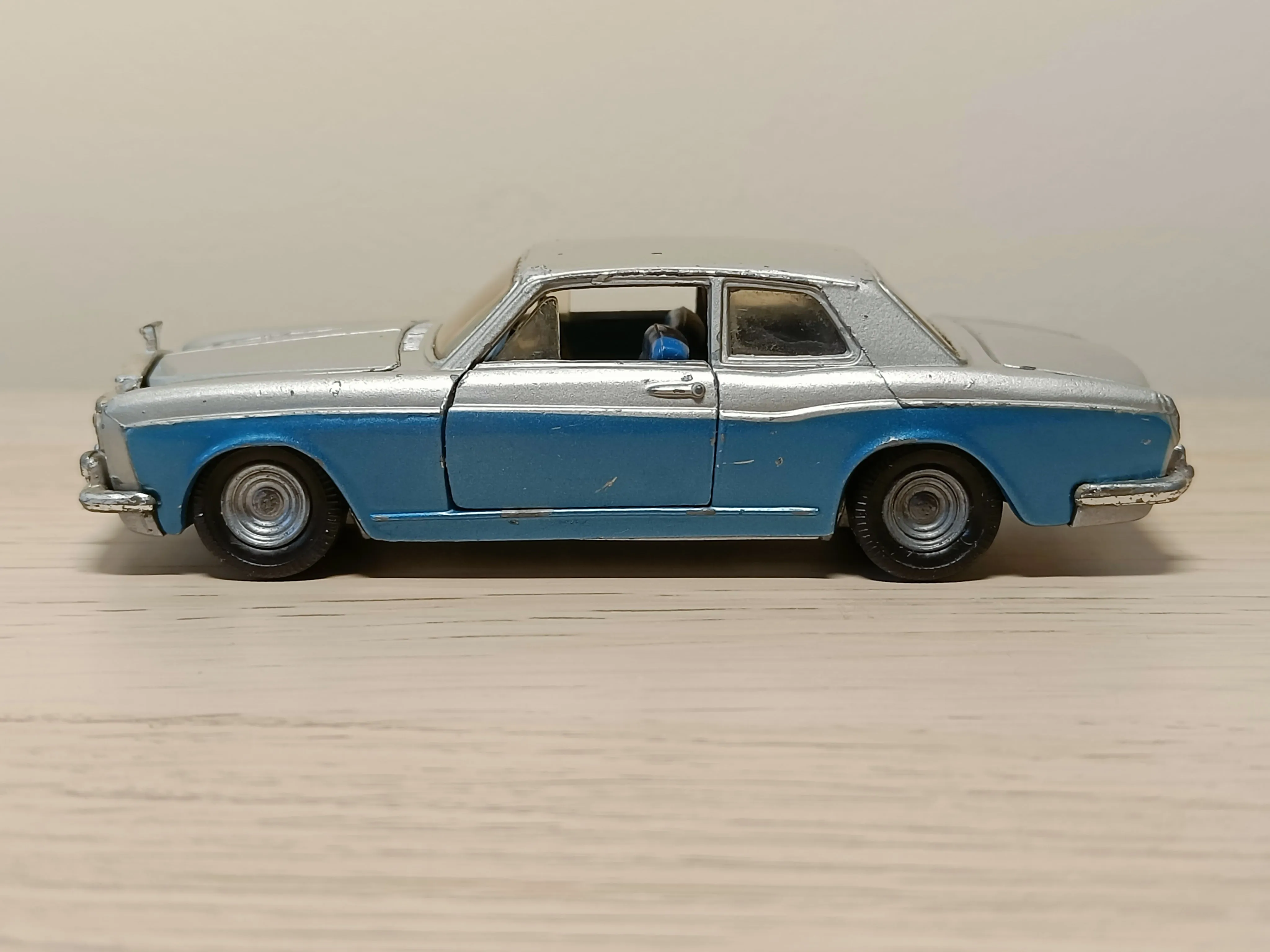 273 Rolls Royce Silver Shadow *with original box in silver / blue metallic*