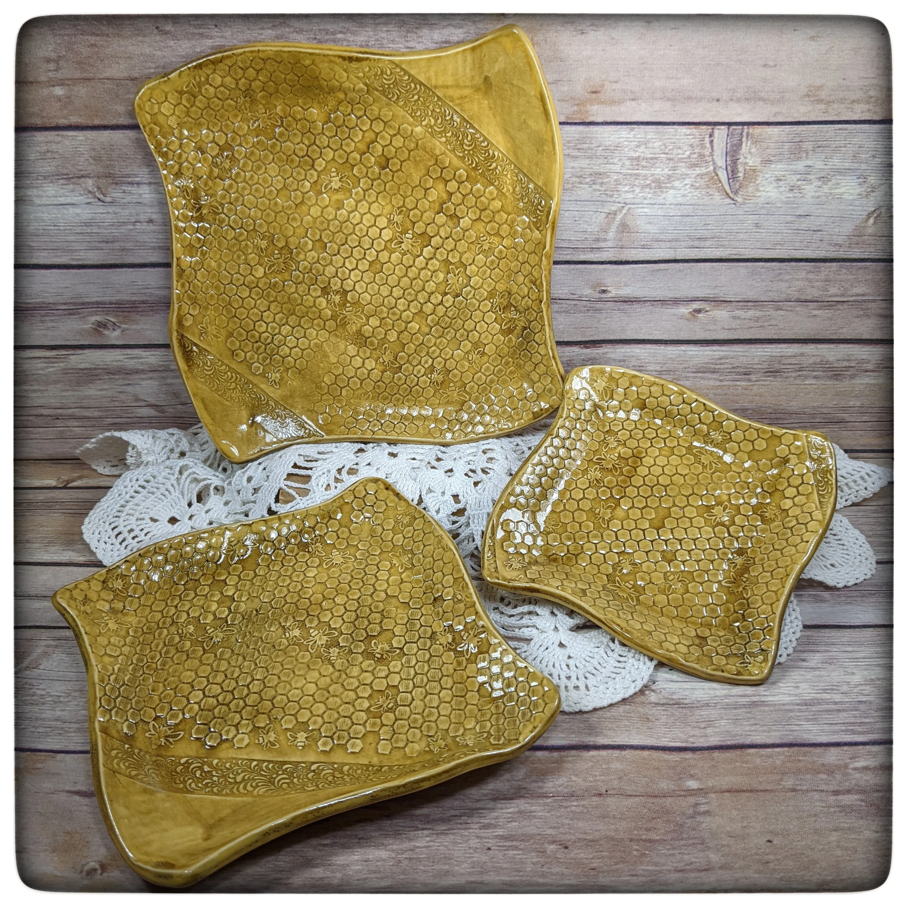 Honeycomb swoopy square plate (8.5 inch)