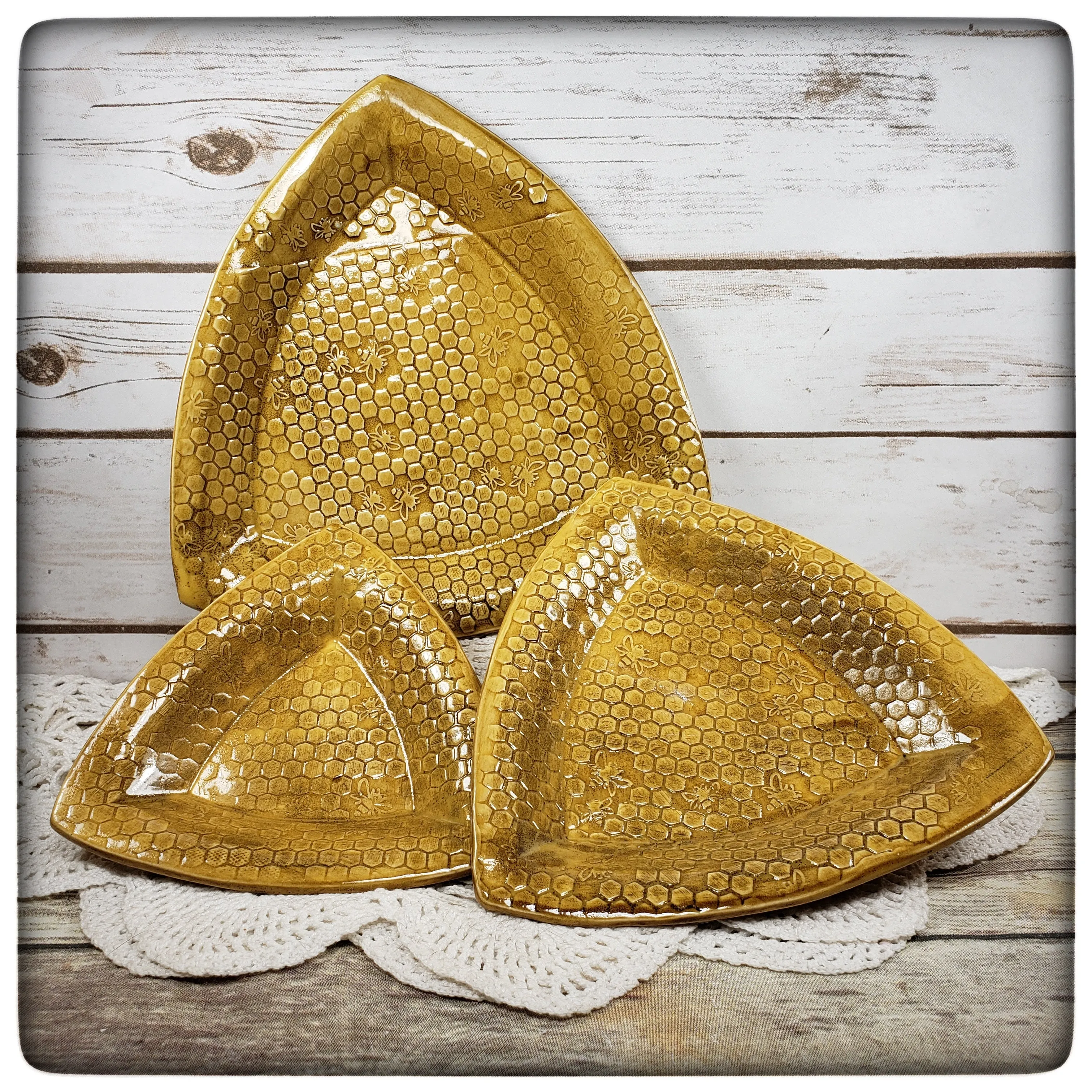 Honeycomb triangle dish (7 inch)
