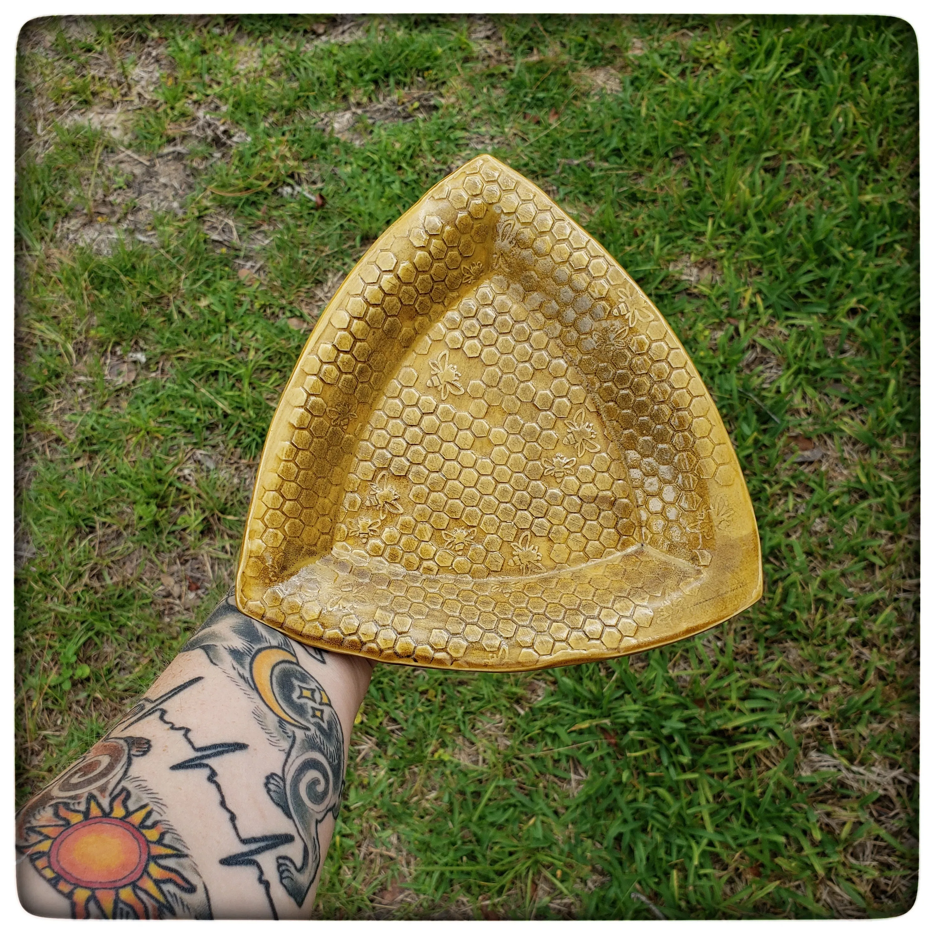 Honeycomb triangle dish (7 inch)